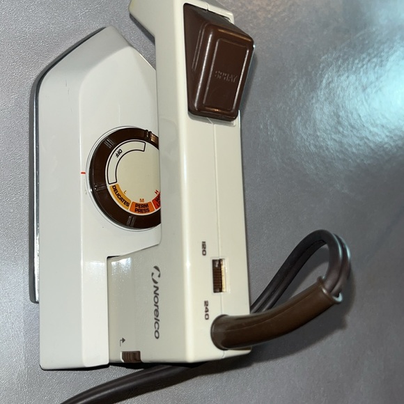 Norelco Travelcare Portable Iron - Picture 2 of 4